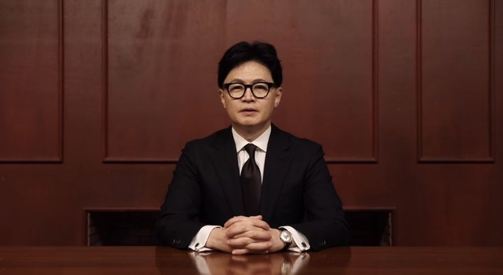 [서울=뉴시스] 고승민 기자 = 한동훈 전 국민의힘 대표가 18일 자신의 제명을 불러온 당원게시판 사태를 두고 국민께 송구한 마음이라며 유감을 표명하고 있다. (사진=한동훈 전 대표 페이스북 영상 캡처) 2026.01.18. photo@newsis.com *재판매 및 DB 금지