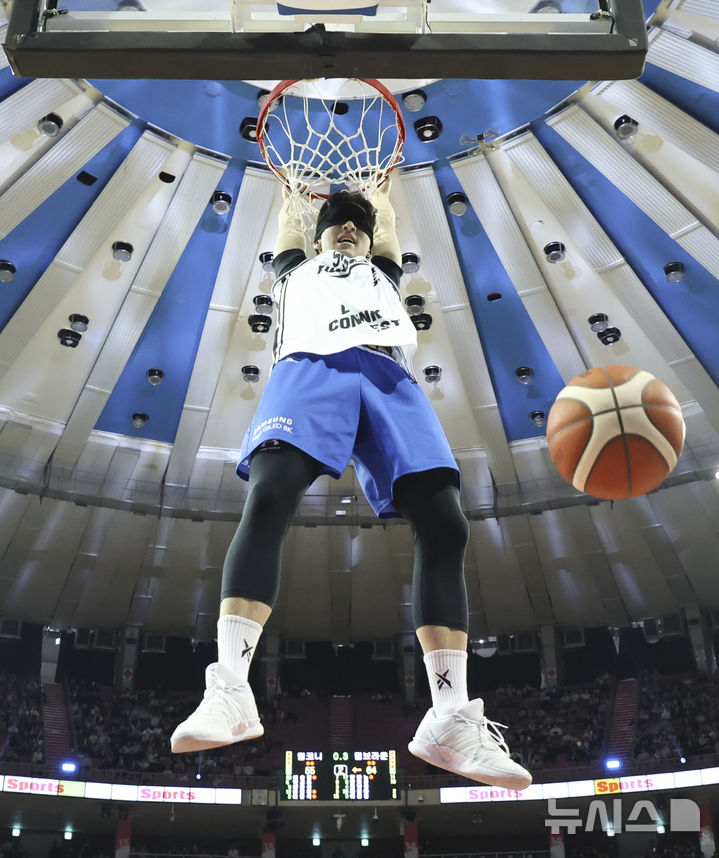 [서울=뉴시스] 김근수 기자 = 18일 오후 서울 송파구 잠실실내체육관에서 열린 2025-2026 LG전자 프로농구 올스타전 TEAM 브라운 대 TEAM 코니의 경기, 덩크슛 콘테스트에서 서울삼성 조준희가 덩크슛을 하고 있다. 2026.01.18. ks@newsis.com