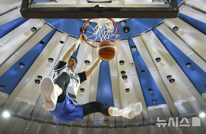 [서울=뉴시스] 김근수 기자 = 18일 오후 서울 송파구 잠실실내체육관에서 열린 2025-2026 LG전자 프로농구 올스타전 TEAM 브라운 대 TEAM 코니의 경기, 덩크슛 콘테스트에서 서울삼성 조준희가 덩크슛을 하고 있다. 2026.01.18. ks@newsis.com