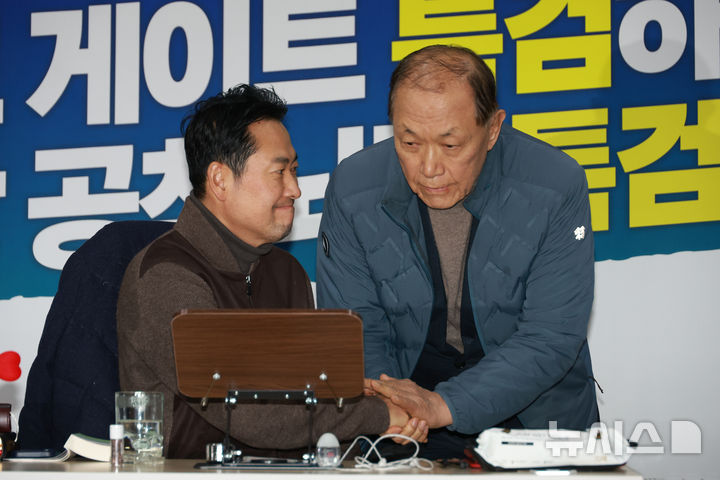 [서울=뉴시스] 고승민 기자 = 나흘째 단식투쟁 중인 장동혁 국민의힘 대표가 18일 서울 여의도 국회 로텐더홀에서 황우여 상임고문과 인사하고 있다. 2026.01.18. kkssmm99@newsis.com