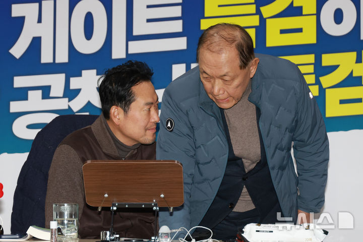 [서울=뉴시스] 고승민 기자 = 나흘째 단식투쟁 중인 장동혁 국민의힘 대표가 지난 18일 서울 여의도 국회 로텐더홀에서 황우여 상임고문과 인사하고 있다. 2026.01.18. kkssmm99@newsis.com