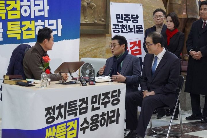 [서울=뉴시스] 고승민 기자 = 전병헌 새미래민주당 대표가 18일 서울 여의도 국회 로텐더홀에서 단식투쟁 중인 장동혁 국민의힘 대표를 예방하고 있다. (사진=새미래민주당 제공) 2026.01.18. photo@newsis.com *재판매 및 DB 금지