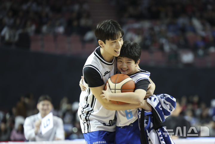 [서울=뉴시스] 김근수 기자 = 18일 오후 서울 송파구 잠실실내체육관에서 열린 2025-2026 LG전자 프로농구 올스타전 TEAM 브라운 대 TEAM 코니의 경기, 덩크슛 콘테스트에서 서울삼성 조준희가 우승하고 어린이 팬과 기쁨을 나누고 있다. 2026.01.18. ks@newsis.com