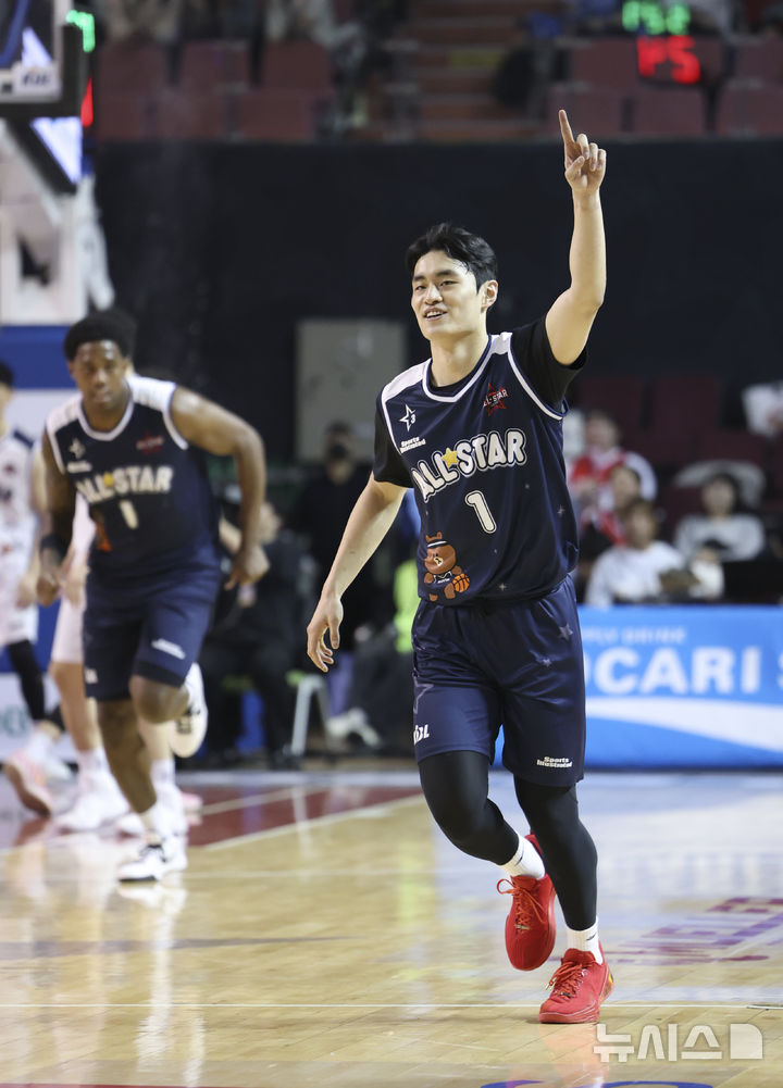 [서울=뉴시스] 김근수 기자 = 18일 오후 서울 송파구 잠실실내체육관에서 열린 2025-2026 LG전자 프로농구 올스타전 TEAM 브라운 대 TEAM 코니의 경기, 팀 브라운 유기상이 3점슛을 넣고 기뻐하고 있다. 2026.01.18. ks@newsis.com