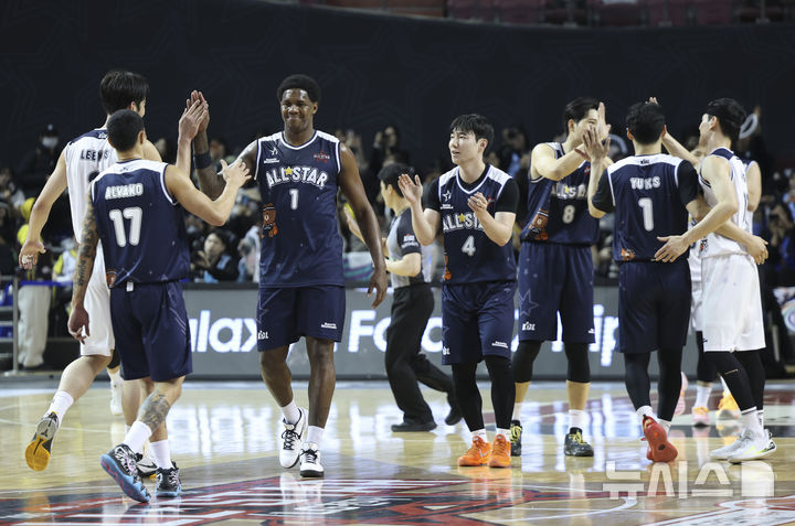 [서울=뉴시스] 김근수 기자 = 18일 오후 서울 송파구 잠실실내체육관에서 열린 2025-2026 LG전자 프로농구 올스타전 TEAM 브라운 대 TEAM 코니의 경기에서 TEAM 브라운이 TEAM 코니를 131-109로 승리를 거두고 선수들끼리 인사를 나누고 있다. 2026.01.18. ks@newsis.com