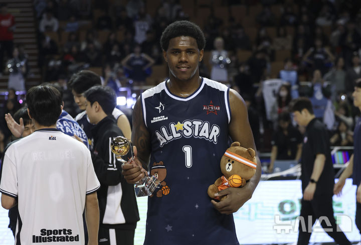 [서울=뉴시스] 김근수 기자 = 18일 오후 서울 송파구 잠실실내체육관에서 열린 2025-2026 LG전자 프로농구 올스타전 TEAM 브라운 대 TEAM 코니의 경기에서 TEAM 브라운이 TEAM 코니를 131-109로 승리, TEAM 브라운 네이던 나이트가 MVP로 선정되고 기념촬영을 하고 있다. 2026.01.18. ks@newsis.com