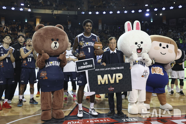 [서울=뉴시스] 김근수 기자 = 18일 오후 서울 송파구 잠실실내체육관에서 열린 2025-2026 LG전자 프로농구 올스타전 TEAM 브라운 대 TEAM 코니의 경기에서 TEAM 브라운이 TEAM 코니를 131-109로 승리, TEAM 브라운 네이던 나이트가 MVP로 선정되고 기념촬영을 하고 있다. 2026.01.18. ks@newsis.com