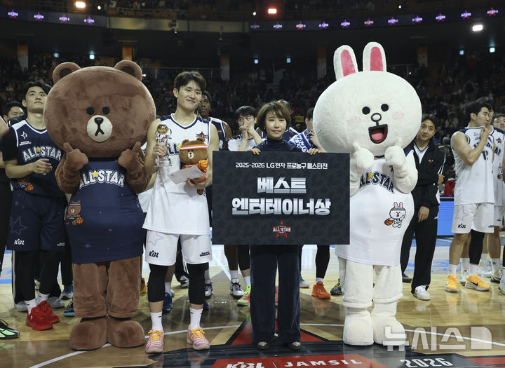 [서울=뉴시스] 김근수 기자 = 18일 오후 서울 송파구 잠실실내체육관에서 열린 2025-2026 LG전자 프로농구 올스타전 TEAM 브라운 대 TEAM 코니의 경기에서 TEAM 브라운이 TEAM 코니를 131-109로 승리, TEAM 코니 양준석이 베스트 엔터테이너상을 받고 기념촬영을 하고 있다. 2026.01.18. ks@newsis.com
