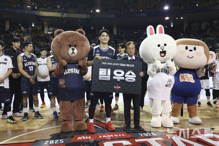 [서울=뉴시스] 김근수 기자 = 18일 오후 서울 송파구 잠실실내체육관에서 열린 2025-2026 LG전자 프로농구 올스타전 TEAM 브라운 대 TEAM 코니의 경기에서 TEAM 브라운이 TEAM 코니를 131-109로 승리, TEAM 브라운 유기상이 기념촬영을 하고 있다. 2026.01.18. ks@newsis.com