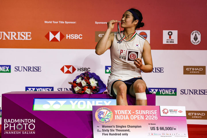 [서울=뉴시스] 이영환 기자 = 안세영이 18일(현지 시간) 인도 뉴델리 인디라 간디 스포츠 콤플렉스에서 열린 2026 세계배드민턴연맹(BWF) 월드 투어 인도오픈(슈퍼 750) 결승에서 왕즈이를 게임 점수 2-0(21-13 21-11)으로 제압하고 우승을 차지한 후 기념촬영을 하고 있다. (사진=대한배드민턴협회 제공) 2026.01.18. photo@newsis.com *재판매 및 DB 금지