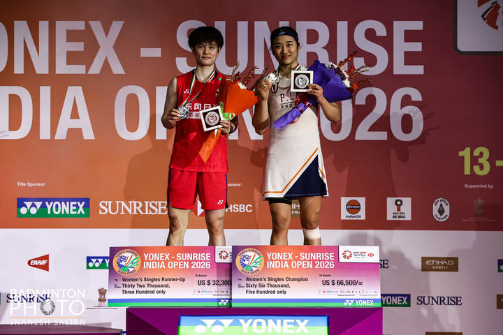 [서울=뉴시스] 이영환 기자 = 안세영이 18일(현지 시간) 인도 뉴델리 인디라 간디 스포츠 콤플렉스에서 열린 2026 세계배드민턴연맹(BWF) 월드 투어 인도오픈(슈퍼 750) 결승에서 왕즈이를 게임 점수 2-0(21-13 21-11)으로 제압하고 우승을 차지한 후 기념촬영을 하고 있다. (사진=대한배드민턴협회 제공) 2026.01.18. photo@newsis.com *재판매 및 DB 금지