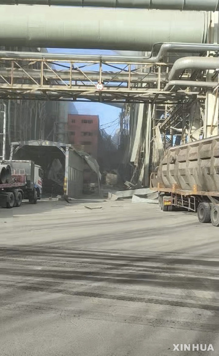 [신화/뉴시스] 18일 중국 내몽골자치구 바오터우시 공장폭발 현장. 핸드폰 사진