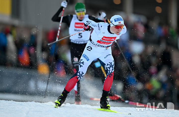 [오버호프=AP/뉴시스] 노르웨이의 옌스 루로스 오프테브로가 18일(현지 시간) 독일 오버호프에서 열린 노르딕 복합 남자 월드컵 10㎞ 노멀힐 개인전에서 경기를 펼치고 있다. 2026.01.19.