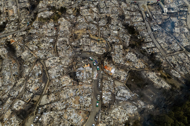 [리르켄=AP/뉴시스] 18일(현지 시간) 칠레 남부 비오비오주 리르켄 마을 가옥이 산불로 잔해만 남아 있다. 칠레 국가재난예방대응청은 비오비오주와 뉴블레주에서 발생한 산불로 지금까지 최소 16명이 숨지고 3만여 명이 대피했다고 밝혔다. 2026.01.19.