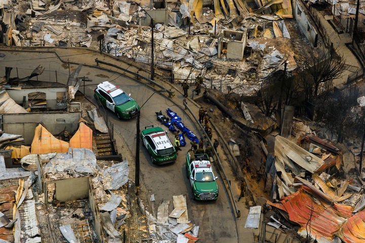 [리르켄( 칠레)= AP/뉴시스] 칠레의 산불지역 비오비오 주의 항구도시 리르켄에서 경찰이 1월 18일 불탄 주거지의 주민 시신들을 수습하고 있다. 2026. 01. 19. 