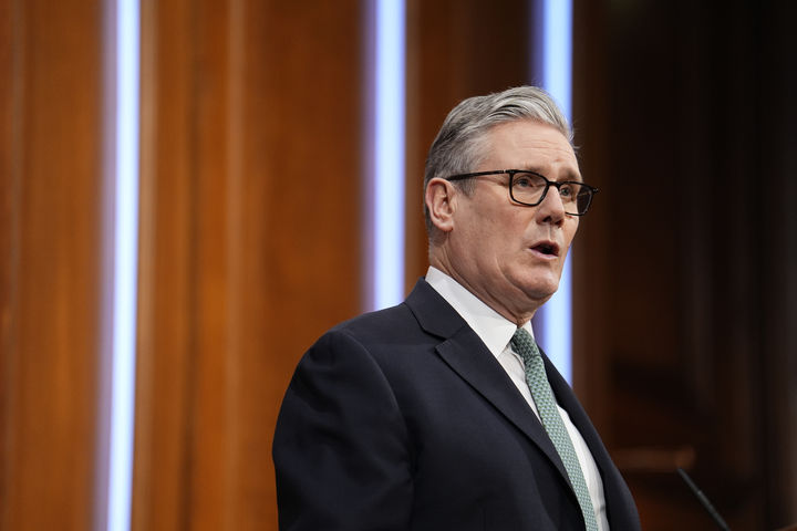 [런던=AP/뉴시스]키어 스타머 영국 총리가 19일 기자회견에서 성명을 발표하고 있다. 그는 이날 그린란드 문제로 동맹국에 관세를 부과하겠다는 도널드 트럼프 미 대통령의 위협은 "완전히 잘못된 것"이며 무역전쟁은 누구에게도 이익이 되지 않는다며 파트너십 때문에 원칙을 포기해선 안 된다고 말했다. 2026.01.19.