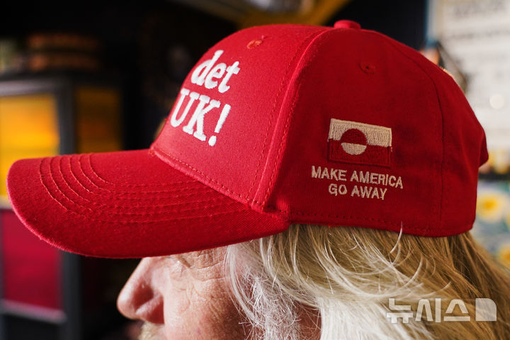 [코펜하겐=AP/뉴시스]20일(현지시간) 영국 가디언 등 외신에 따르면, 덴마크에서 도널드 트럼프 미국 대통령 지지층의 슬로건 'Make America Great Again(마가·미국을 다시 위대하게)'를 패러디한 'Make America Go Away(미국 물러가라)'가 유행이 됐다. 