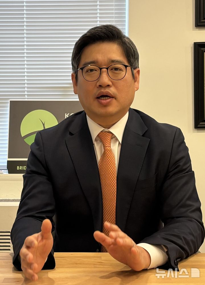 [워싱턴=뉴시스]이윤희 특파원 = 송원석 미주한인유권자연대(KAGC) 사무총장이 지난 16일(현지 시간) 미국 워싱턴DC KAGC 사무실에서 뉴시스와 인터뷰하고 있다. 2026.01.20.