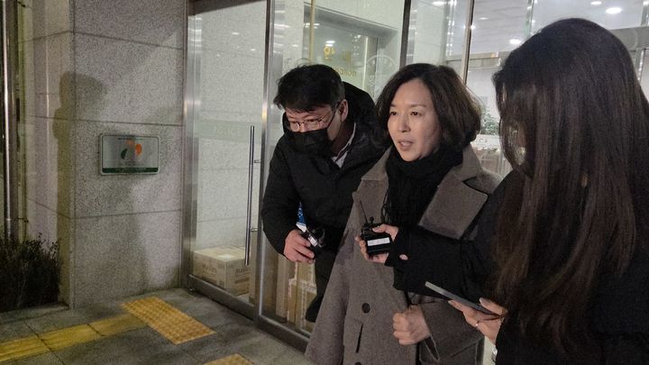 [서울=뉴시스] 이지영 기자=18일 오전 10시께 서울 마포구 서울청 광역수사단 청사에 출석한 김경 서울시의원은 약 16시간55분만인 19일 오전 2시52분께 조사를 마치고 나왔다. 2026.01.19 *재판매 및 DB 금지