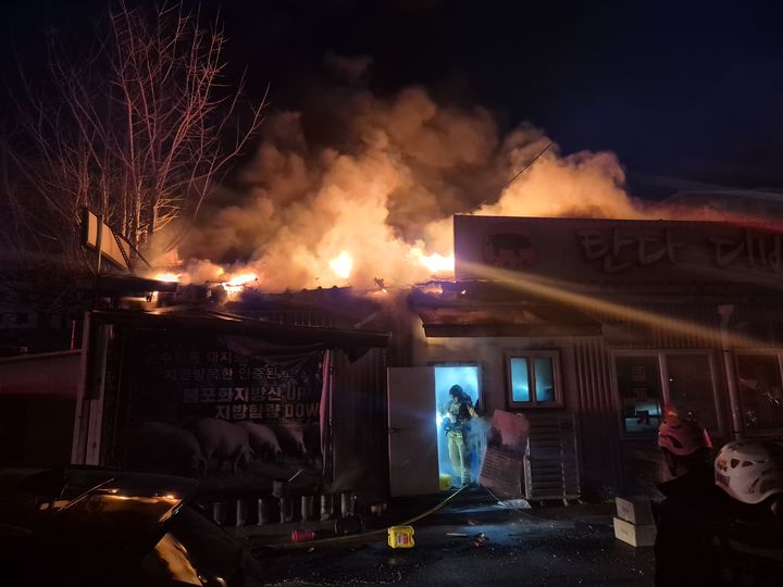 [서산=뉴시스] 지난 18일 오후 11시21분께 충남 서산시 동문동의 한 음식점에서 불이 나 소방대원들이 진화에 나서고 있다. (사진=서산소방서 제공) 2026.01.19. photo@newsis.com *재판매 및 DB 금지