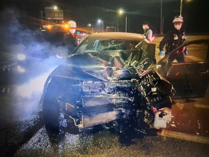 [서산=뉴시스] 지난 18일 오후 6시36분께 충남 서산시 해미면 전천리 옥거리교차로에서 승용차가 신호단속 카메라 기둥을 들이 받아 앞부분이 크게 부서졌다. (사진=서산경찰서 제공) 2026.01.19. photo@newsis.com *재판매 및 DB 금지