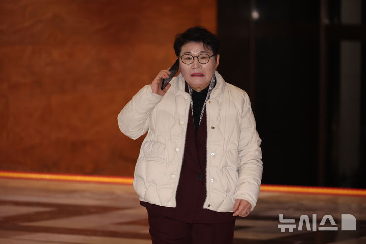 임이자 국회 재정경제기획위원장이 국회 로텐더홀에서 통화하는 모습