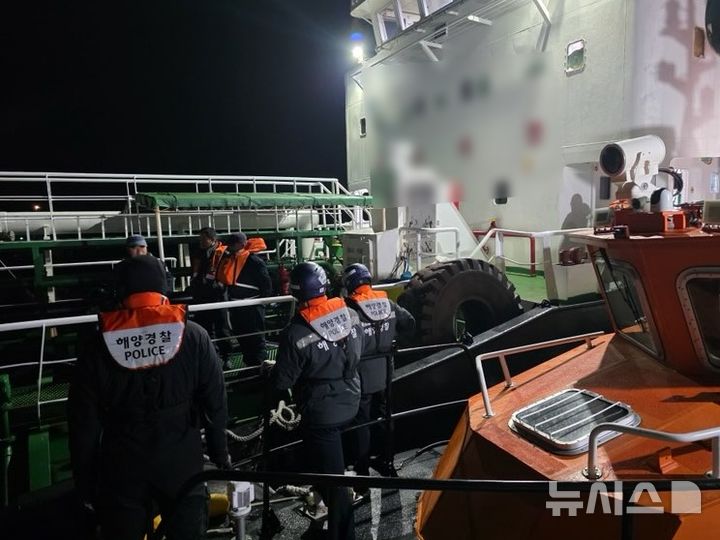 [사천=뉴시스] 차용현 기자 = 19일 오전 경남 사천시 향기도 인근 해상에서 479t 유조선 A호가 좌초되자 사천해양경찰서 대원들이 사고 수습을 하고 있다. 2026.01.19.(사진=사천해경 제공)photo@newsis.com
