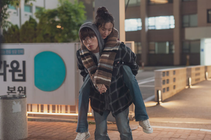 뒷심 한 번 좋네 '만약에 우리' 2주 연속 1위 150만명↑