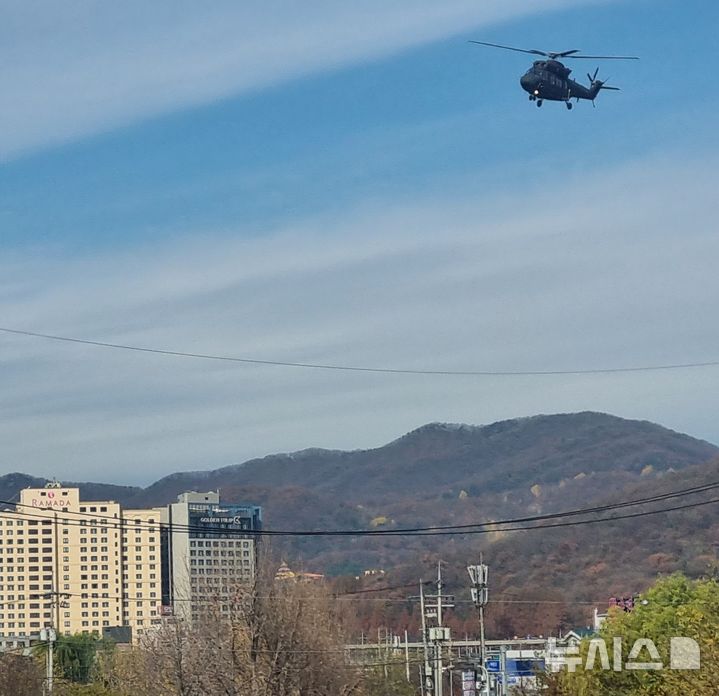 [용인=뉴시스]용인시 포곡읍 전대리 상공을 날고 있는 군용 헬기(사진=뉴시스 DB)photo@newsis.com 