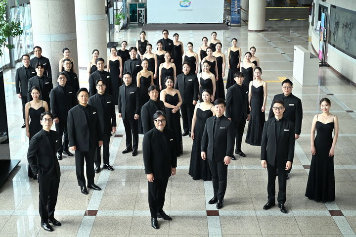 [안산=뉴시스]안산시립합창단이 안산문화예술의전당에서 사진촬영을 하고 있다.(사진=안산시 제공)2026.01.19.photo@newsis.com *재판매 및 DB 금지