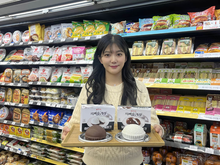 [서울=뉴시스] GS25에서 모델이 흑백크림케이크 2종을 선보이고 있다. (사진=GS리테일 제공) *재판매 및 DB 금지