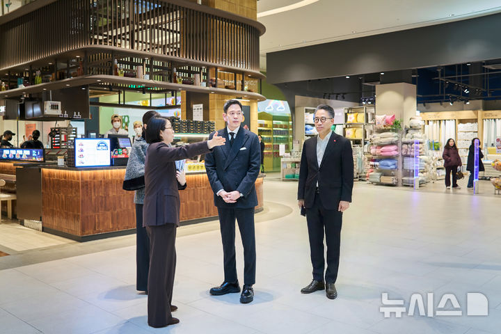 [서울=뉴시스] 정용진(가운데) 신세계그룹 회장이 16일 경기 파주시 운정신도시에 위치한 스타필드 빌리지 운정을 찾아 현장경영을 하고 있다. (사진=신세계그룹 제공) 2026.01.19. photo@newsis.com