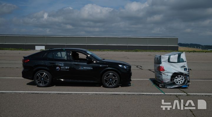 [서울=뉴시스] 한국교통안전공단 자동차안전연구원이 지난해 자동차안전도평가(KNCAP)의 페달 오·조작 방지 장치 신규 도입에 따른 평가를 하고 있는 모습. photo@newsis.com