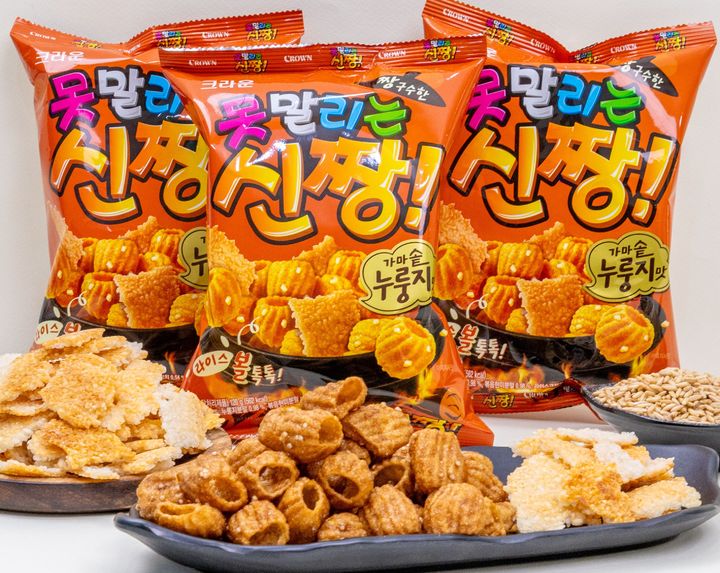[서울=뉴시스] 크라운제과는 못말리는 신짱의 세 번째 K푸드 시리즈 '가마솥 누룽지맛'을 출시한다고 19일 밝혔다. (사진=크라운제과 제공) 2026.01.19. photo@newsis.com *재판매 및 DB 금지