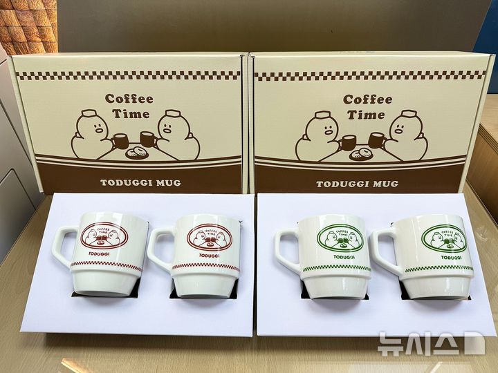 [김해=뉴시스]김해시 혼인·출생신고자 ‘축하선물’ 전달. (사진=김해시 제공). 2026.01.19. photo@newsis.com