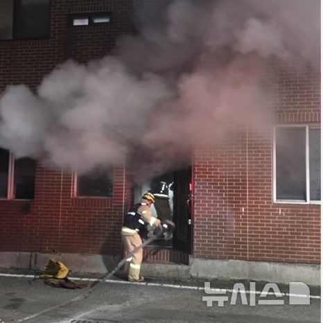 [경주=뉴시스] 경주시 동천동 다가구주택 화재 현장. (사진=경북소방본부 제공) 2026.1.19.photo@newsis.com