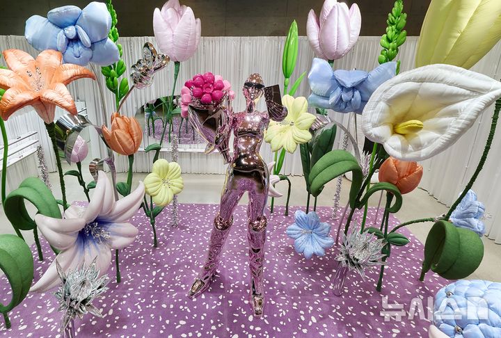 [서울=뉴시스] 패션 아이웨어 브랜드 젠틀몬스터(GENTLE MONSTER)는 지난 16일 2026 부케(Bouquet) 컬렉션을 공식 출시하고 세계 6개 주요 도시에 동시 팝업스토어를 개점했다고 19일 밝혔다. 사진은 젠틀몬스터 부케 컬렉션 하우스 노웨어 서울 팝업스토어 내부 모습. (사진=젠틀몬스터 제공) 2026.01.19. photo@newsis.com