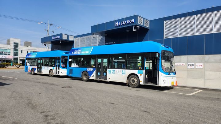 [수원=뉴시스] 수소충전소에서 충전 중인 버스. (사진=경기도 제공) 2026.01.19. photo@newsis.com *재판매 및 DB 금지
