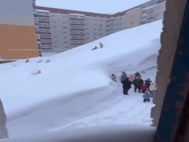 "눈이 산처럼 쌓였다" 러 폭설 현장서 포착된 아이들 반전 일상(영상)