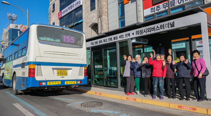 [의성=뉴시스] 농어촌버스 이용객들이 버스 탑승 전 손을 흔들고 있다. (사진=의성군 제공) 2026.01.19. photo@newsis.com *재판매 및 DB 금지
