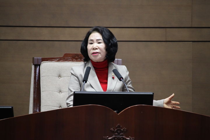 [천안=뉴시스] 최영민 기자=김행금 천안시의회 의장이 19일 본회의장에서 민주당 의원들과 의사일정과 관련해 언쟁을 하고 있다. 2026.01.19 ymchoi@newsis.com *재판매 및 DB 금지