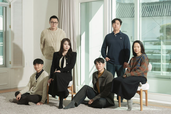 [서울=뉴시스] 호반그룹의 호반문화재단(이사장 우현희)이 창작공간 지원사업 ‘H아트랩’의 4기 입주자 6인을 최종 선정·운영한다고 19일 밝혔다. 사진은 이번에 선정된 작가들. 2026.01.29. (사진=호반문화재단 제공) photo@newsis.com *재판매 및 DB 금지