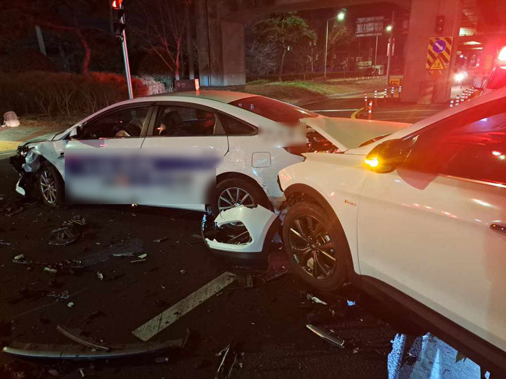 [부산=뉴시스] 19일 오전 4시25분께 부산 강서구의 한 교차로에서 좌회전하던 스포츠유틸리티(SUV)차량과 직진하던 택시가 충돌했다. 이 사고로 택시 승객 2명이 경상을 입고 인근 병원에 옮겨져 치료를 받고 있다. (사진=부산 강서경찰서 제공) 2026.01.19. photo@newsis.com *재판매 및 DB 금지