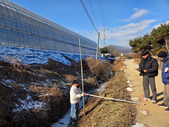 가평군청 자체설계단이 현장에서 측량을 진행하고 있다. (사진=가평군 제공) photo@newsis.com) photo@newsis.com *재판매 및 DB 금지