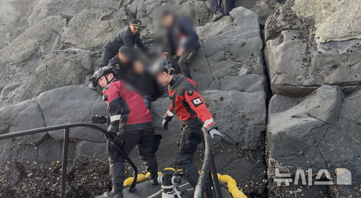[제주=뉴시스] 17일 오후 제주 서귀포시 외돌개 인근 갯바위에서 뇌졸중 의심 증세를 보인 낚시객이 해경에 의해 구조되고 있다. (사진=서귀포해양경찰서 제공) 2026.01.19. photo@newsis.com