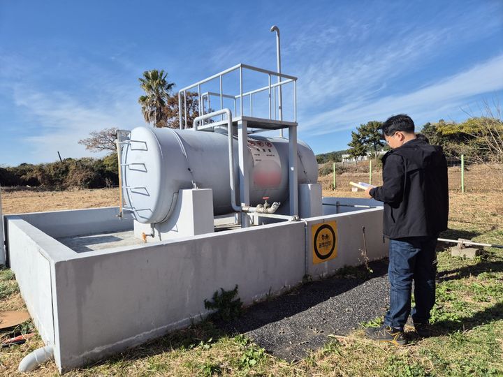 [서귀포=뉴시스] 서귀포시 관계자가 관내 환경오염물질 배출사업장 점검을 실시하고 있다. (사진=서귀포시 제공) 2026.01.19. photo@newsis.com *재판매 및 DB 금지
