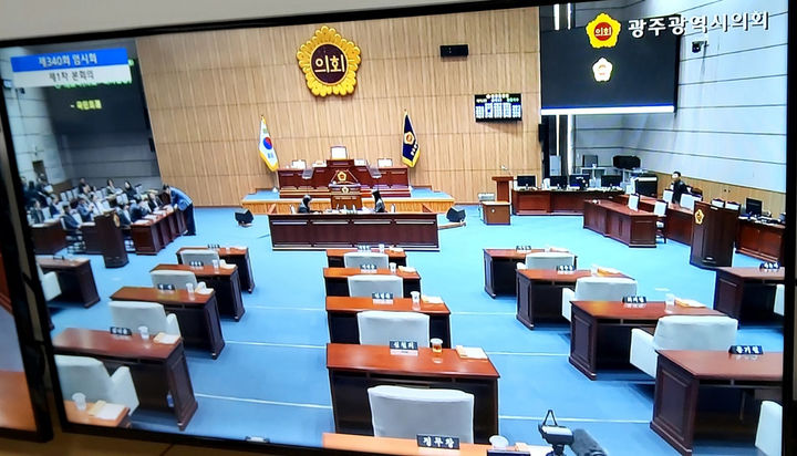 [광주=뉴시스] 송창헌 기자 = 광주시가 광주·전남 행정통합을 앞두고 제출한 인력 증원과 조직개편 조례 일부 개정안에 대한 의회 내부 반발로 본회의 개의가 지연되면서 19일 오전 집행부 간부들이 텅 빈 본회의장에서 본회의 개시를 기다리고 있다. 2026.01.19 goodchang@newsis.com *재판매 및 DB 금지