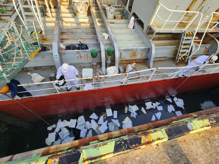 [여수=뉴시스] 여수 사포1부두에서 적재 화물 하역 작업 중이던 A(4688t)호에서 오염물질이 유촐돼 방제 작업이 진행되고 있다. (사진=여수해경 제공) 2026.01.19. photo@newsis.com *재판매 및 DB 금지