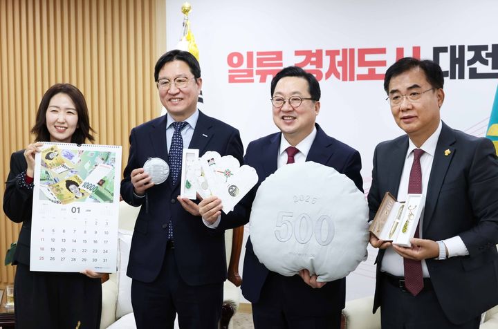 [대전=뉴시스]대전시는 19일 대전관광공사, 한국조폐공사와 함께 '꿈씨패밀리 화폐 굿즈' 출시를 위한 공동브랜딩 업무협약을 체결했다. 2026. 01. 19 photo@newsis.com *재판매 및 DB 금지