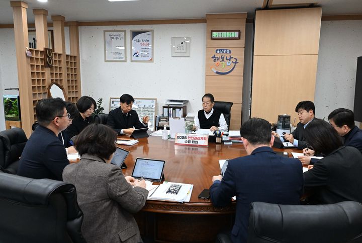 [울산=뉴시스]19일 서동욱 울산 남구청장이 구청장실에서 열린 '2026년 남구 안전관리계획 수립 대책회의'에 참석해 회의를 주재하고 있다. (사진=울산 남구 제공) 2026.01.19. photo@newsis.com *재판매 및 DB 금지